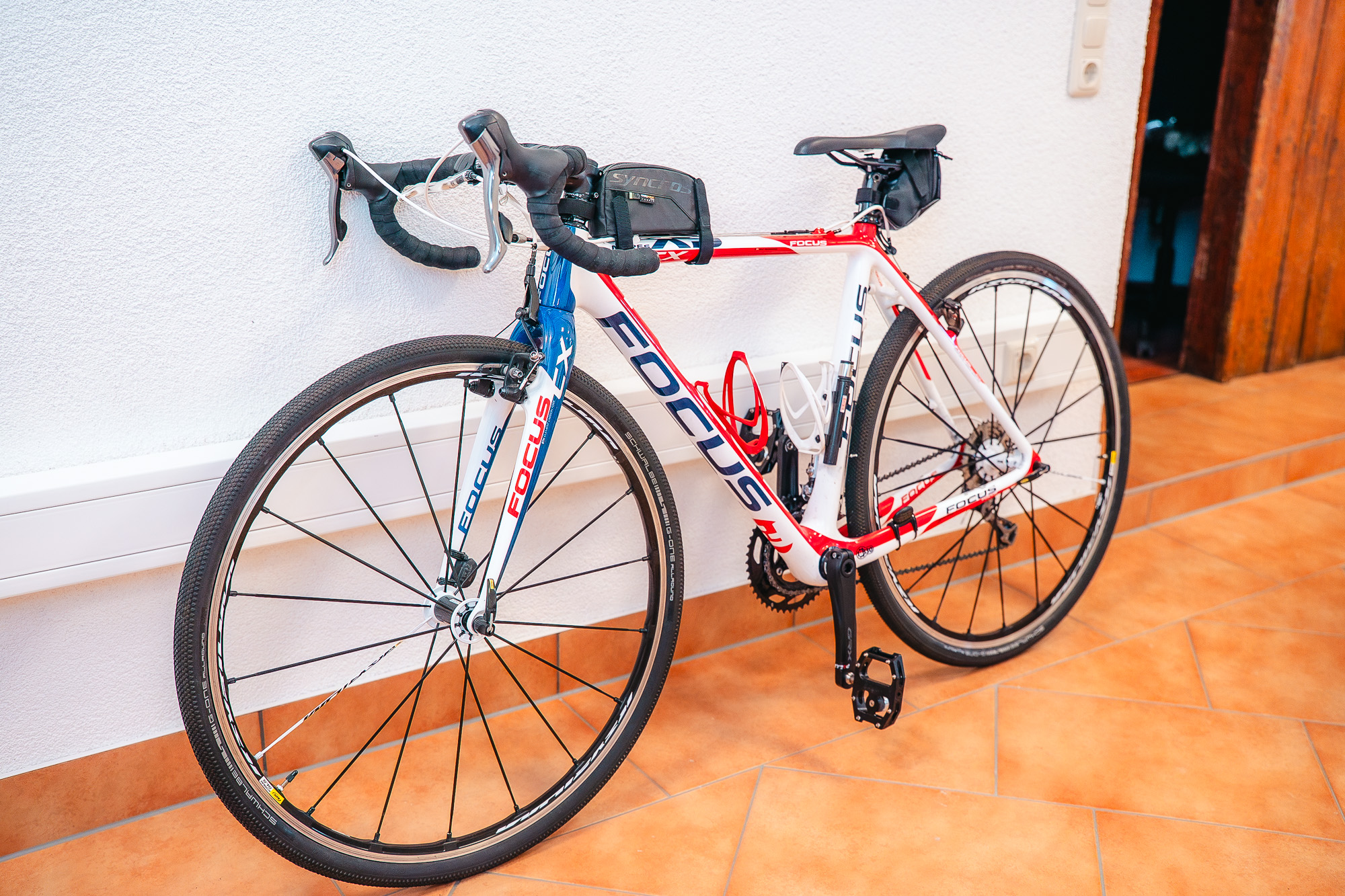 Ein Rennrad steht im Flur der Steuerberatung Cordula Groß – Hinweis auf nachhaltige und sportliche Mobilität im Team.