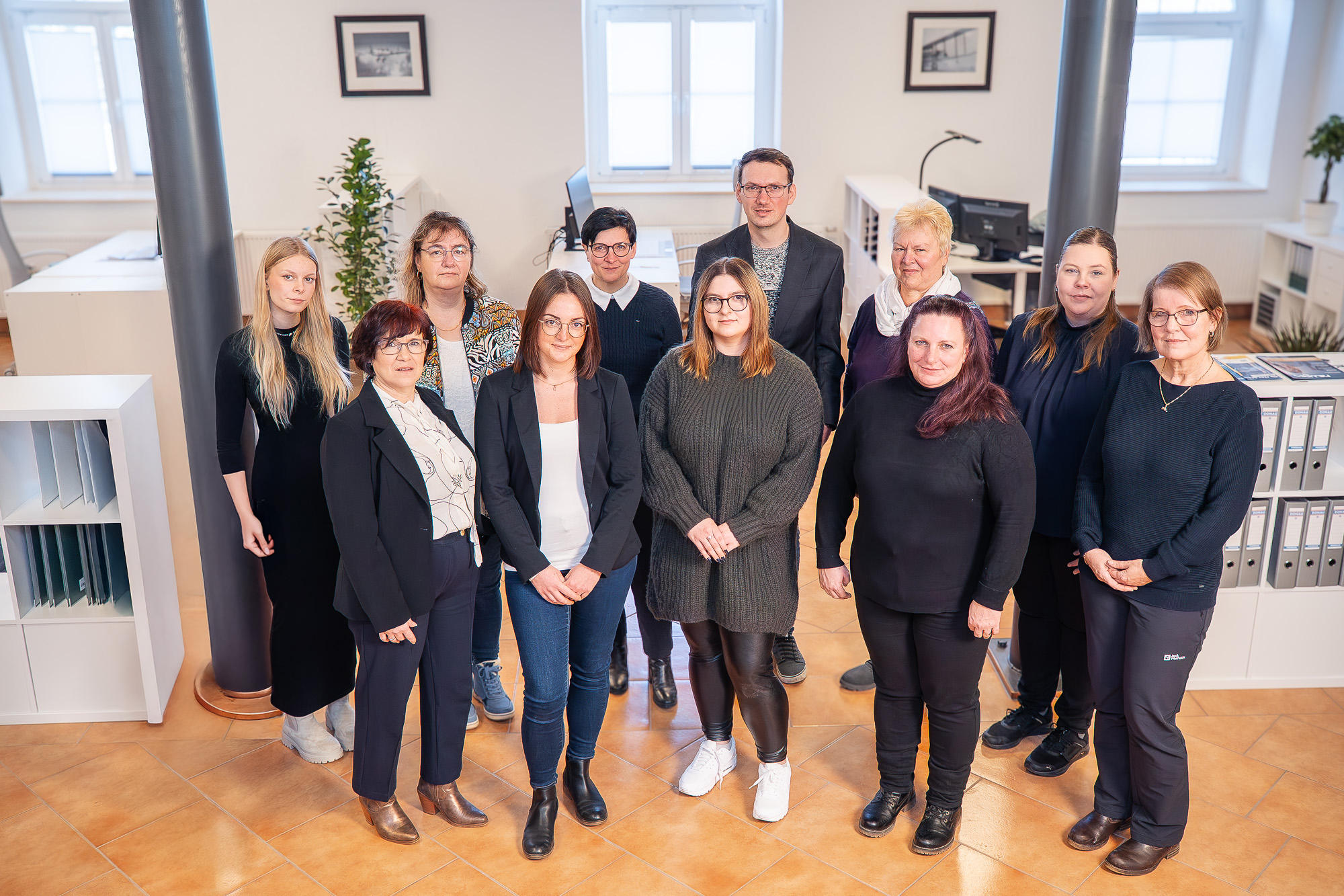 Gruppenfoto des Teams der Steuerberatung Cordula Groß in einem modernen Kanzleibüro.