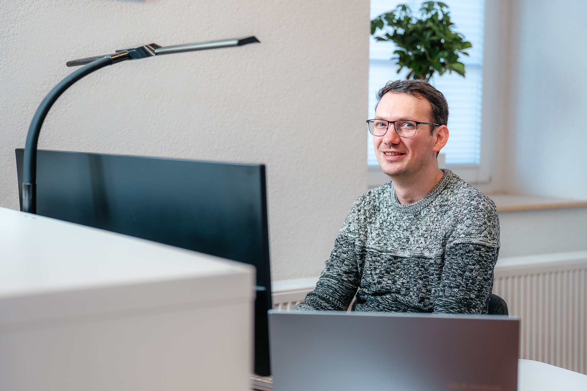 Raphael Mock arbeitet konzentriert am Schreibtisch in der Steuerkanzlei Cordula Groß in Mühlhausen – digital, strukturiert und mit Fachkompetenz.