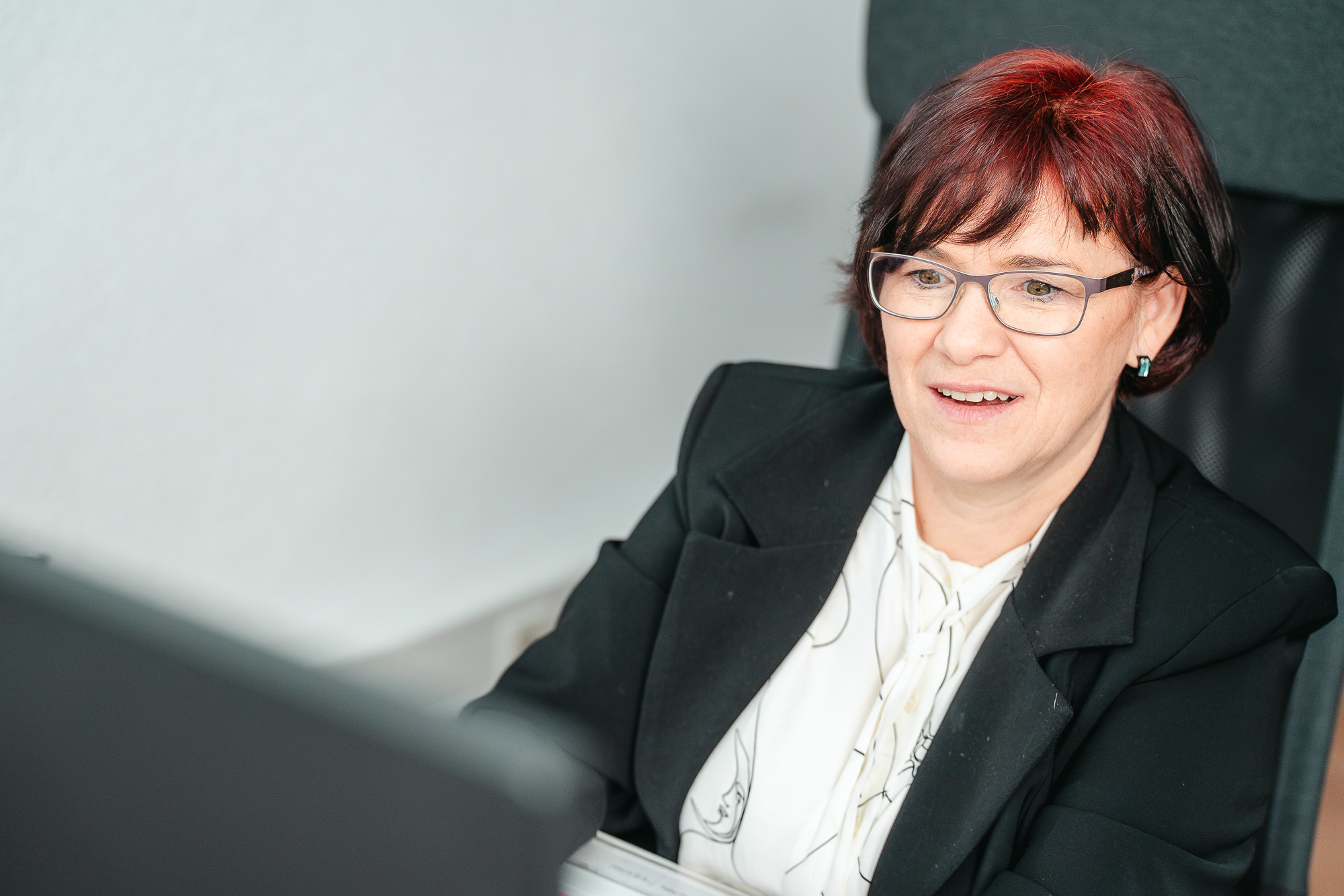 Kathrin Primke arbeitet fokussiert am Bildschirm – zuverlässige Sachbearbeitung in der Lohnbuchhaltung der Steuerkanzlei Cordula Groß in Ilmenau.